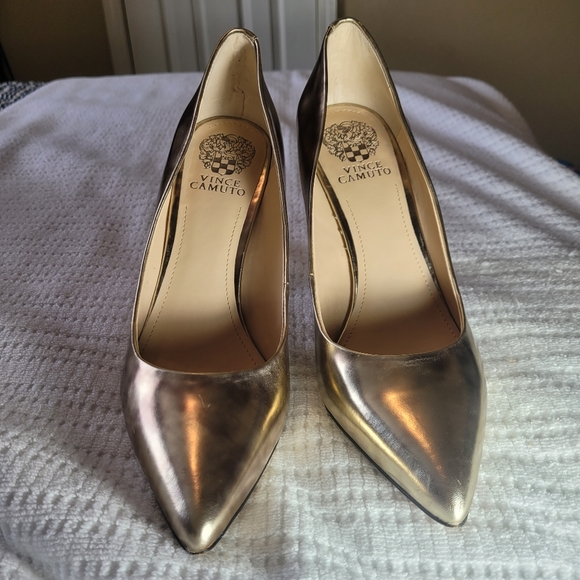 VINCE CAMUTO KAIN GOLD METALLIC PUMP - Picture 2 of 16
